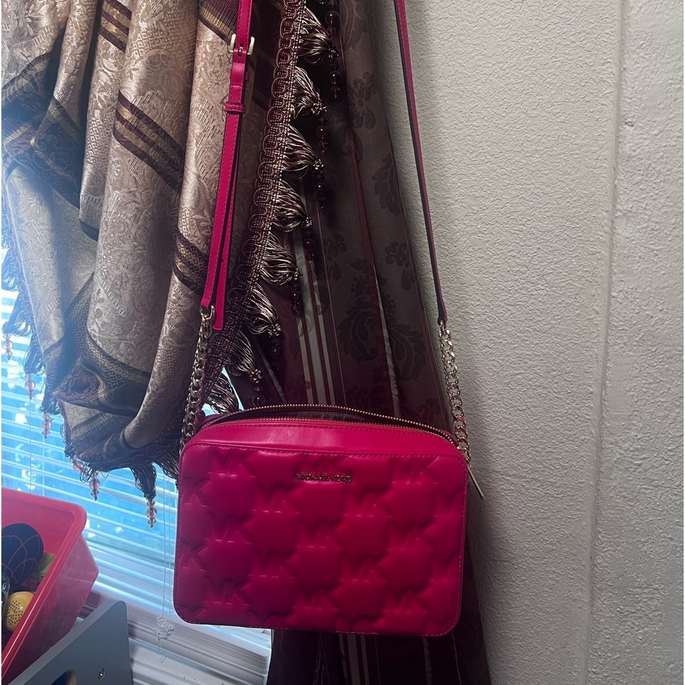 Michael Kors Jet SetLG crossbody deep pink with gold chain/leather.